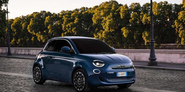 Fiat 500 : Retour au moteur thermique face aux ventes d’électriques en baisse