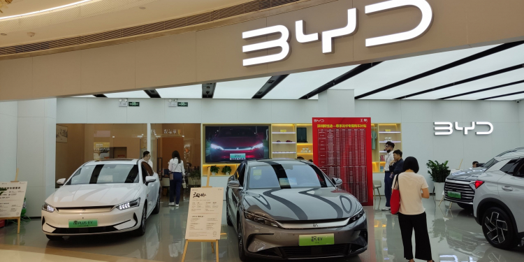 BYD dévoile une voiture hybride rechargeable autonome sur 2 000 km
