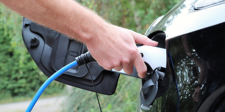 Achat de voiture électrique : Les aides disponibles en 2024