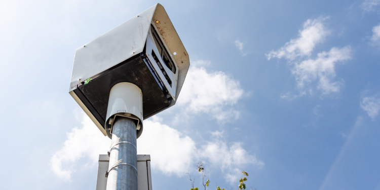 Flashé à 191 km/h, il essaie de tromper la police en changeant de place avec son passager