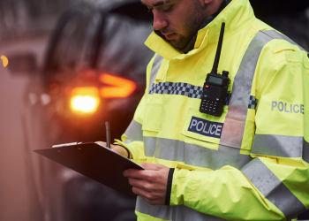 Un mineur de 17 ans fonce sur la police pour éviter un contrôle