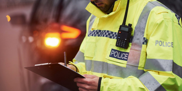 Un mineur de 17 ans fonce sur la police pour éviter un contrôle