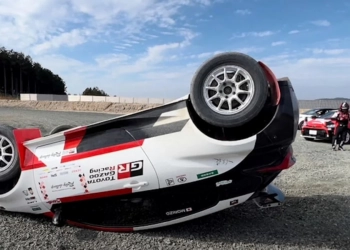 Une GR Yaris retournée pour l’inauguration du centre R&D de Toyota