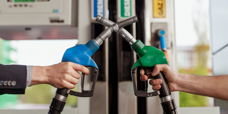 Prix du carburant : les promesses électorales des candidats aux Législatives