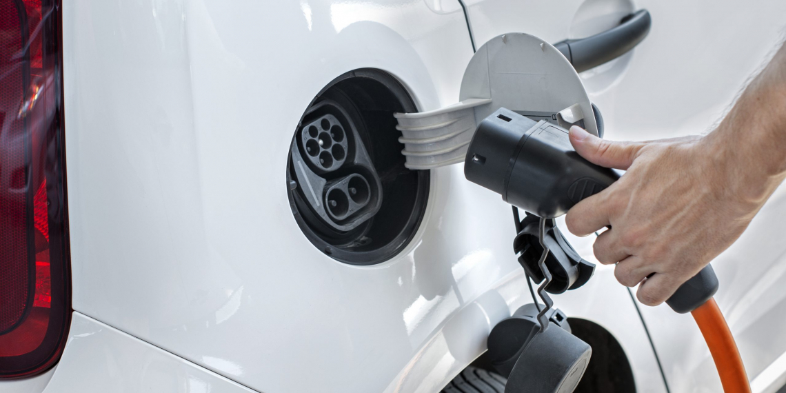 Voitures électriques à 100 euros par mois : deux fois plus de bénéficiaires ?