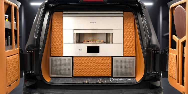 Une Lexus transformée en four à pizza de luxe