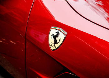 Ferrari prépare son premier modèle électrique à un prix record