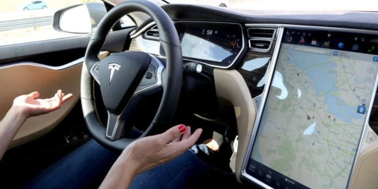 Autopilot : une Tesla percute une voiture de police