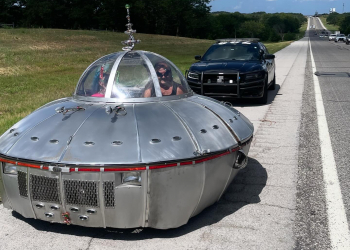 La Police américaine intercepte une soucoupe volante sur la route