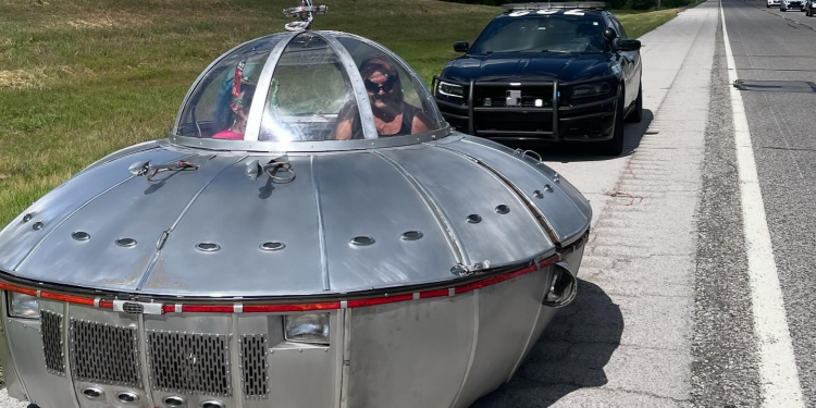 La Police américaine intercepte une soucoupe volante sur la route