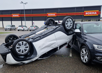 Des voitures retournées par une tornade en France