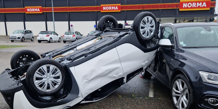 Des voitures retournées par une tornade en France