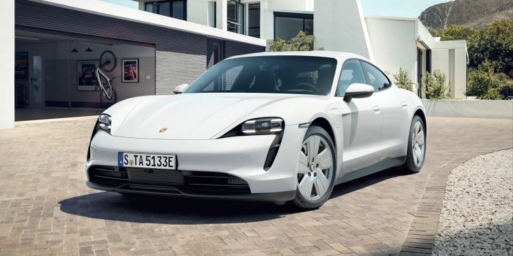 Porsche réévalue ses ambitions électriques : une transition plus longue que prévue