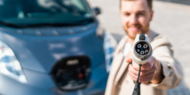Voyager en voiture électrique cet été : les bons réflexes à adopter