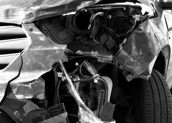 Refus d’obtempérer : la voiture finit sa course contre des rochers