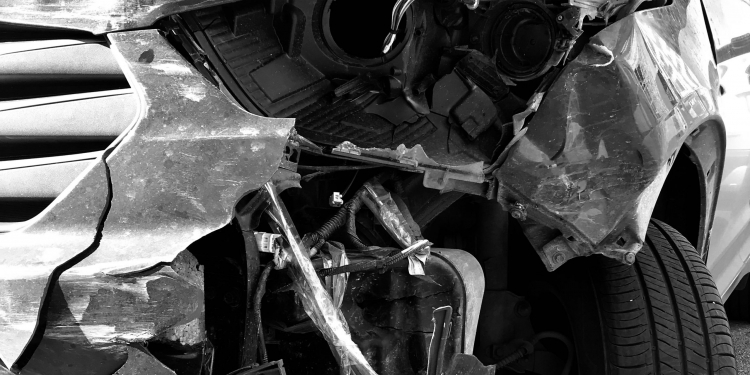 Refus d’obtempérer : la voiture finit sa course contre des rochers