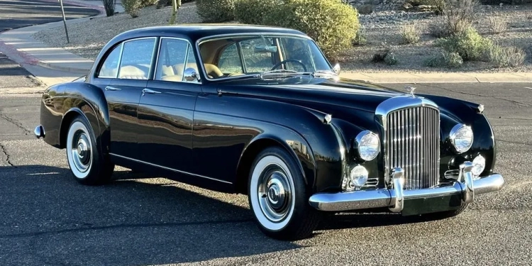 La Bentley Continental de 1958 d’Alfred Hitchcock est en vente