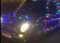 Une voiture transformée en sapin de noël
