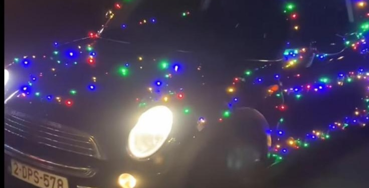 Une voiture transformée en sapin de noël