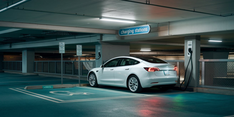 Recharger sa voiture au bureau ne sera plus gratuit en 2025