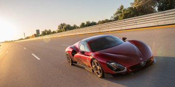 La 33 Stradale d’Alfa Romeo franchit les 333 km/h