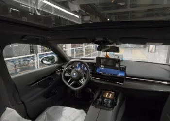 Cette voiture autonome évolue librement dans l’usine