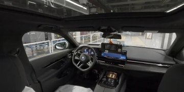 Cette voiture autonome évolue librement dans l’usine