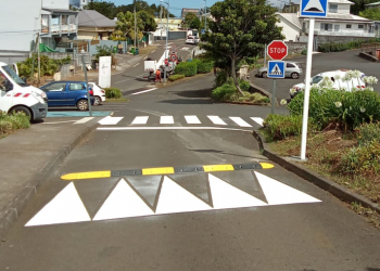 Un ralentisseur volé devant une école, le maire de la commune voit rouge