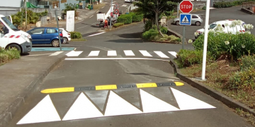 Un ralentisseur volé devant une école, le maire de la commune voit rouge
