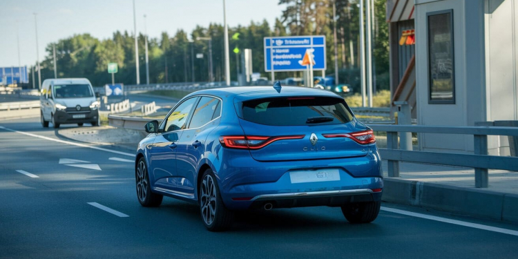 A 18 ans, il loue une voiture pour 4 jours, la garde 2 mois et traverse la frontière en roulant plus de 7000 kms