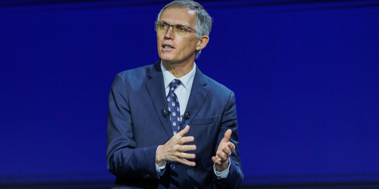 Carlos Tavares quitte Stellantis : une démission inattendue et immédiate