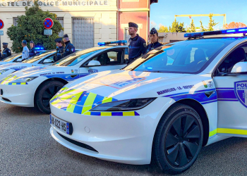 Quelle ville a choisi Tesla pour équiper sa police municipale ?