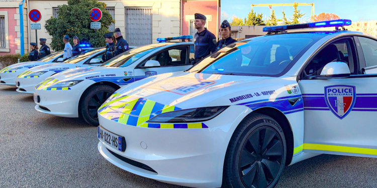 Quelle ville a choisi Tesla pour équiper sa police municipale ?