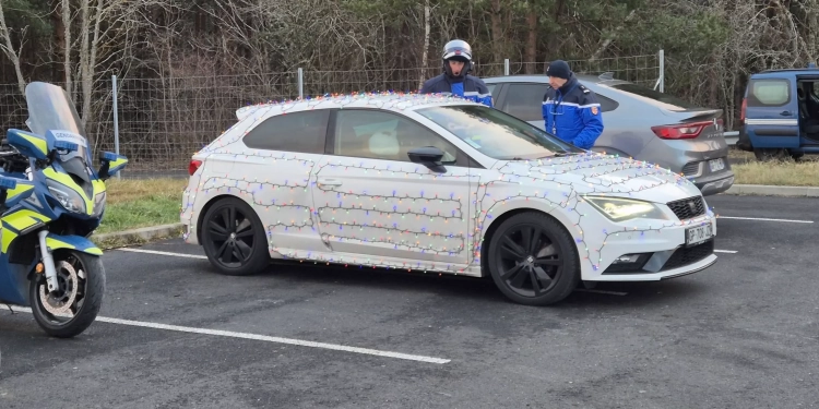 Flashé à 219 km/h avec des guirlandes de noël sur son bolide