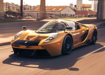 La supercar Glickenhaus 004S à trois places enfin en production