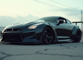Une superbe Nissan GT-R noire avec un look agressif et sportif.