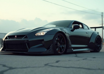Une superbe Nissan GT-R noire avec un look agressif et sportif.