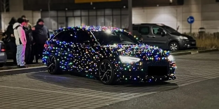 Des guirlandes sur le capot : les voitures illuminées font sensation dans les rues