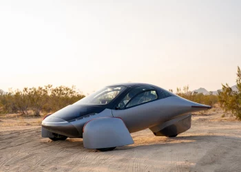 1600 km d’autonomie avec la voiture électrique solaire Aptera