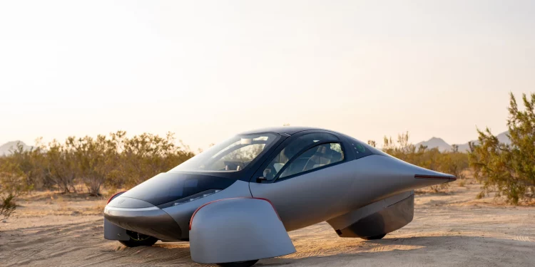 1600 km d’autonomie avec la voiture électrique solaire Aptera