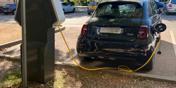 Recharge électrique au travail : le cadeau fiscal confirmé pour 2025